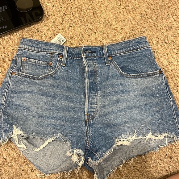 Levi shorts - Picture 3 of 3